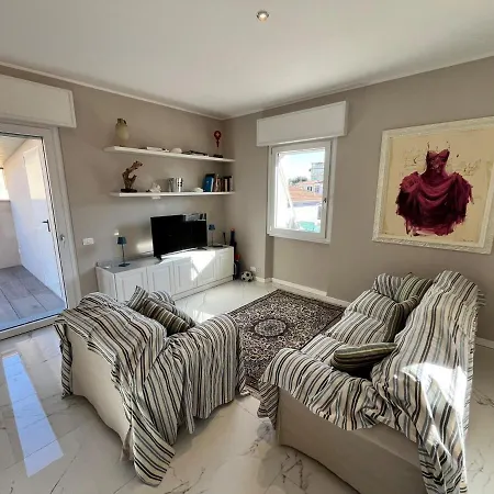 3 Bdr 100m From The Sea And Sea View And Terrace מרינה די פיאטרסנטה